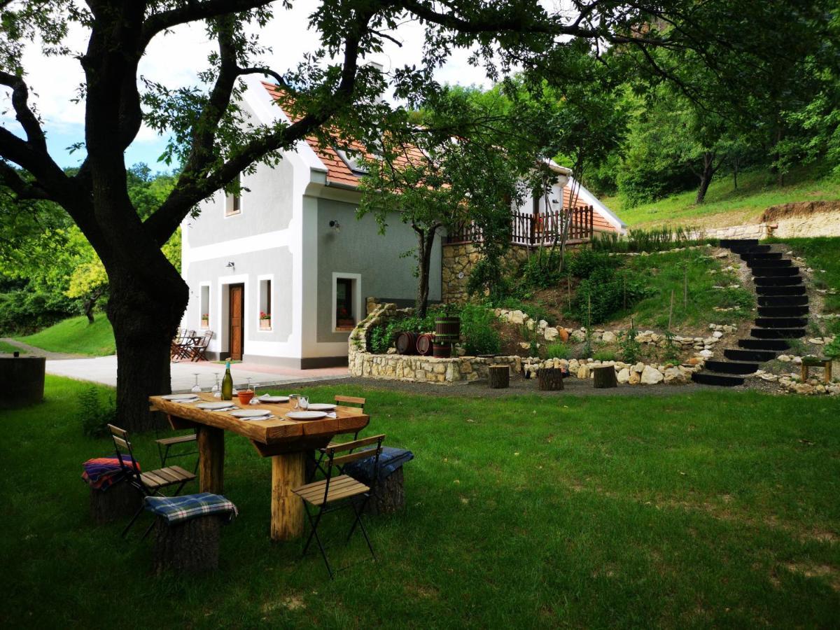 Kosbor Vendeghaz Apartment Monoszlo Exterior photo