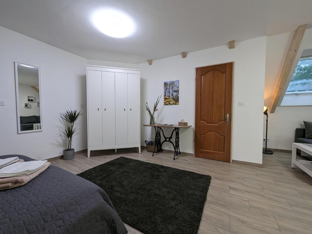 Kosbor Vendeghaz Apartment Monoszlo Exterior photo